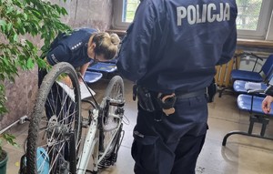 Policjanci podczas znakowania rowerów