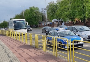 Policjanci podczas zabezpieczenia przejazdu