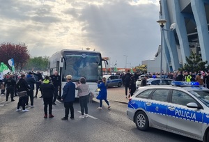 Policjanci podczas zabezpieczenia przejazdu