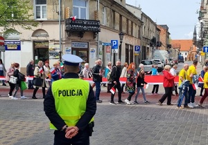 Policjanci podczas zabezpieczenia przemarszu