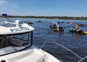 Policjanci podczas zabezpieczania imprezy