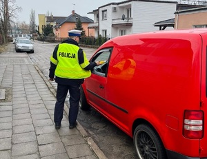 Policjanci podczas działań na drodze