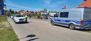 Policjanci podczas działań na drodze