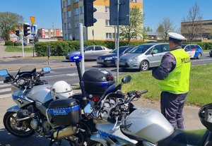 Policjanci podczas działań na drodze