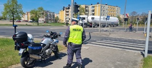 Policjanci podczas działań na drodze