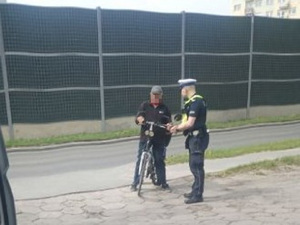 Policjanci ruchu drogowego podczas działań na drodze związanych z bezpieczeństwem rowerzystów