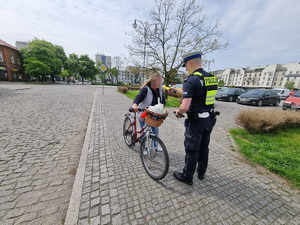 Policjanci ruchu drogowego podczas działań na drodze związanych z bezpieczeństwem rowerzystów