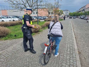 Policjanci ruchu drogowego podczas działań na drodze związanych z bezpieczeństwem rowerzystów