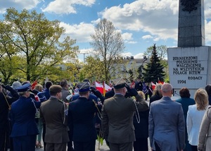 Policjanci podczas uroczystości pod pomnikiem