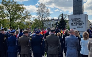 Policjanci podczas uroczystości pod pomnikiem