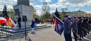 Policjanci podczas uroczystości pod pomnikiem