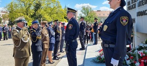 Policjanci podczas uroczystości pod pomnikiem