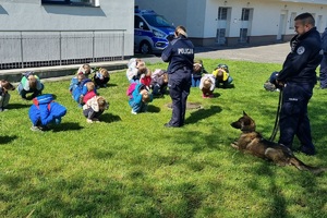 Policjanci podczas oprowadzania dzieci po komendzie