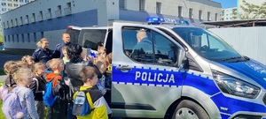 Policjanci podczas oprowadzania dzieci po komendzie