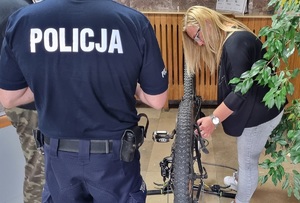 Policjanci podczas znakowania rowerów pomieszczeniu komendy