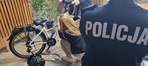 Policjanci podczas znakowania rowerów pomieszczeniu komendy