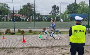 Policjanci podczas egzaminu na kartę rowerową