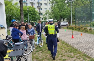 Policjanci podczas egzaminu na kartę rowerową