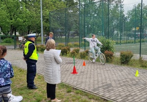 Policjanci podczas egzaminu na kartę rowerową