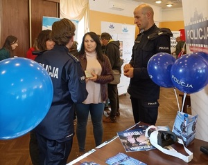 Policjanci na targach zawodu