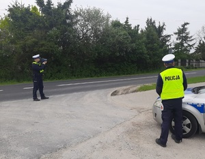 Policjanci podczas działań na drodze