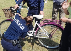 Policjanci podczas pikniku znakowanie rowerów i pokaz sprzętu służbowego