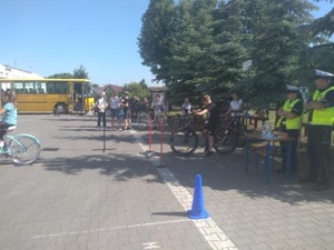 Policjanci podczas egzaminu na kartę rowerową