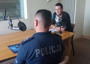 Policjant podczas wywiadu radiowego