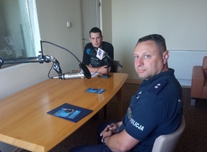 Policjant podczas wywiadu radiowego