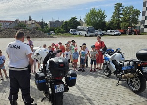 Policjanci podczas oprowadzania dzieci po komendzie.