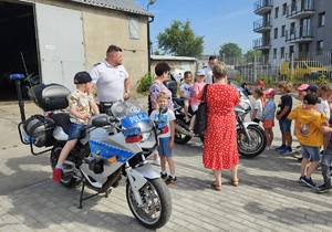 Policjanci podczas oprowadzania dzieci po komendzie.