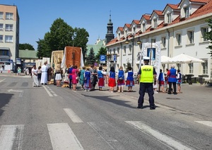 Policjanci ruchu drogowego podczas zabezpieczania procesji