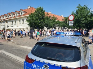 Policjanci ruchu drogowego podczas zabezpieczania procesji