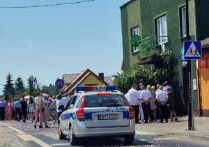 Policjanci ruchu drogowego podczas zabezpieczania procesji