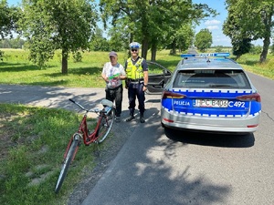 Policjant podczas działań na drodze