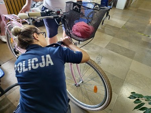 Policjantka podczas znakowani rowerów na terenie komendy