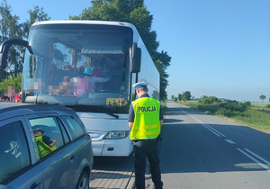 Policjant podczas kontroli autokaru przed wyjazdem