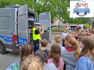 Policjanci podczas spotkań z dziećmi