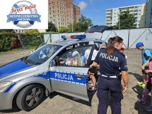 Policjanci podczas oprowadzania dzieci po komendzie