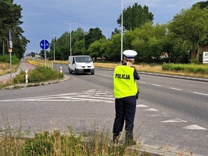 Policjant podczas działań kaskadowy pomiar prędkości
