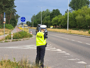 Policjant podczas działań kaskadowy pomiar prędkości