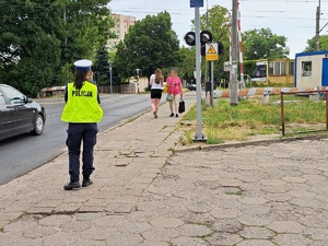 Policjanci i pracownicy kolei podczas działań przy przejeździe kolejowym