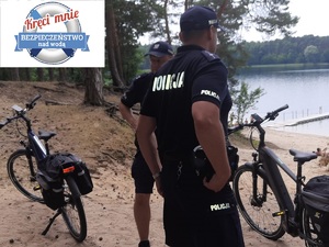 Policjanci podczas patroli rowerowych kontrolują kąpieliska i ścieżki leśne