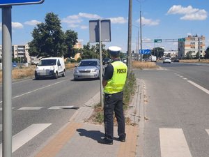 Policjant podczas działań w rejonie przejść dla pieszych