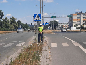 Policjant podczas działań w rejonie przejść dla pieszych