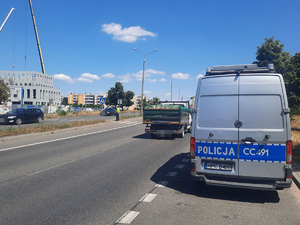 Policjant podczas działań w rejonie przejść dla pieszych