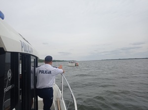 Policjanci podczas kontroli kąpielisk nad jeziorami i rzeki