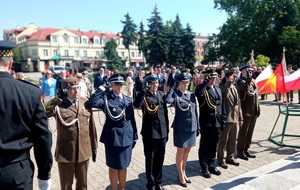 przedstawiciele różnych służb mundurowych stoją obok siebie i salutują