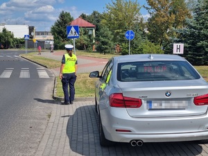 Policjanci podczas działań w rejonie przejść dla pieszych zgodnie z  komunikatem