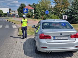 Policjanci podczas działań w rejonie przejść dla pieszych zgodnie z  komunikatem